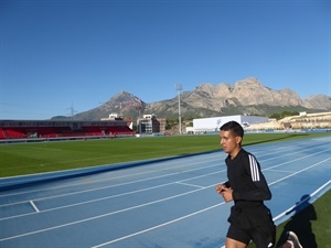 Las exelentes y modernas instalaciones del Estadi Olímpic Camilo Cano de La Nucía han hecho de imán para atraer a atletas de primer nivel como el español Houssame Eddine Benabbou