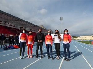 Las atletas de la Selección Nacional Femenina de Relevos 4x100 metros junto a Bernabé Cano, alcalde de La Nucía en el Estadi Olímpic