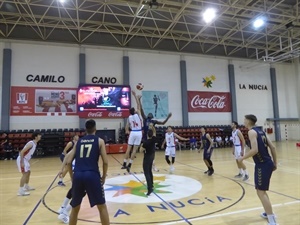 Salto inicial del encuentro entre La Nucía UA Fund. Lucentum y el UCAM Murcia "B"