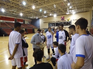 Sergio Salesa dando instrucciones a sus jugadores