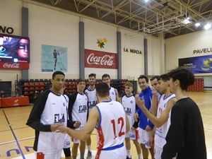 Los jugadores locales celebrando la victoria al final del encuentro