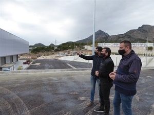 Miguel A. Ivorra, concejal de Urbanismo, Sergio Villalba, concejal de Deportes y Bernabé Cano, alcalde de La Nucía, visitando las obras de los parkings