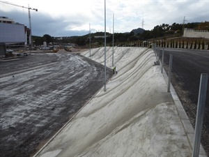 El talud entre las dos plataformas se ha gunitado de hormigón para después poner césped artificial