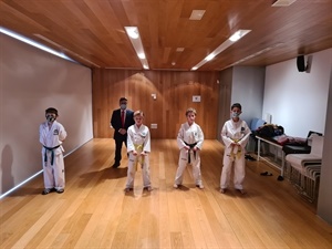 Los cuatro taekwondistas infantiles del TAE La Nucía antes de empezar competición