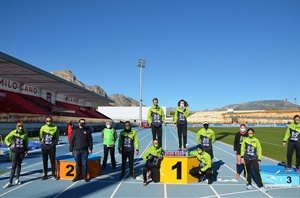 Pepe Cano, concejal de Participación Ciudadana junto a los atletas del Club de Atletismo Llebeig de Xàbia el más numeroso en su participación en este Cross de La Nucía