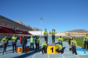 Pepe Cano, concejal de Participación Ciudadana junto a los atletas del Club de Atletismo Llebeig de Xàbia el más numeroso en su participación en este Cross de La Nucía