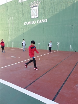 El equipo infantil disputando su partido de frontón a parelles