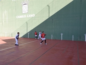 Los alevines de La Nucía disputando su partido en el frontón de la Ciutat Esportiva Camilo Cano