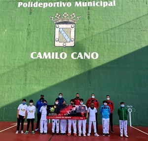 Sergio Villalba, concejal de deportes y Juan Vicente Berenguer, pte Club Pilota Valenciana junto a varios equipos participantes