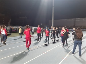 Las atletas Carmen Marco, Sonia Molina- Prados, María Isabel Pérez, Aitana Rodrigo, Ona Rossell  y Paula Sevilla hicieron de “entrenadoras” con l@s alumn@s de la Escuela de Atletismo de La Nucía