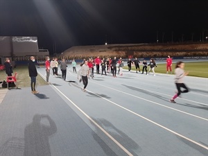 Tras las explicaciones teórica los integrantes de la Escuela de Atletismo recibieron una clase práctica