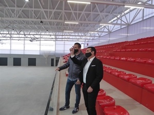 Sergio Villalba, concejal de Deportes y Bernabé Cano, alcalde de La Nucía, visitando el Segundo Pabellón de La Nucía