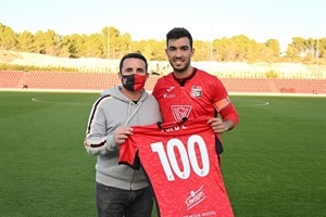 El capitán Fofo recibió una camiseta tras cumplir 100 encuentros con el CF La Nucía, de manos de Bernabé Cano, alcalde de La Nucía