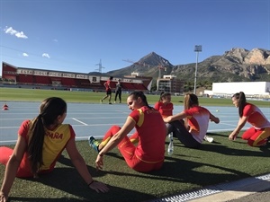 Las atletas descansando durante uno de los entrenamientos