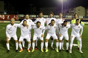 Alienación del CF La Nucía con su segunda equipación ayer en Calahorra