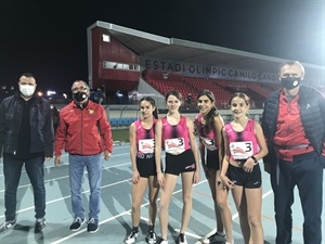 Las atletas nucieras  Elisabeth Hunt, Alicia Popa, Andrea Madrid y Sara Mobayed junto a Pepe Brotons, director Estadi, Grigory Yegorov, etrenador C.A. la Nucía y Sergio Villalba, concejal de Deportes