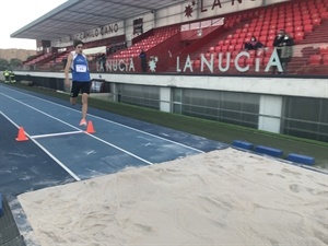 Un atleta en el salto de longiut