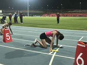 La nuciera Elisabeth Hunt en la salida de los relevos 4x200 metros