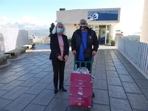 Aportación de dulces para la navidad de la Cafetería de la Piscina Climatizada de La Nucía