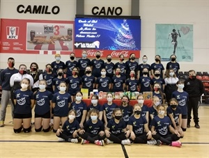 El Club Voleibol La Nucía ha realizado una recogida solidaria de comida para el "Programa de Alimentos" de La Nucía, demostrando su solidaridad
