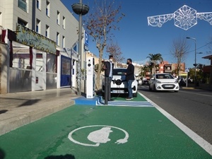 Nuevo punto de recarga de coches eléctricos en la avenida Marina Baixa, delante del Centre Juvenil