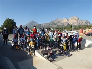 Alumnos y monitores de la Escuela de Skate de La Nucía junto a Sergio Villalba, concejal de deportes de La Nucía