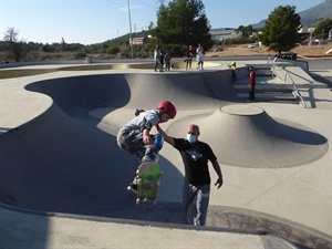 Esta Escuela de Skate se desarrolla en el “Skatepark” de La Nucía los sábado por la mañana