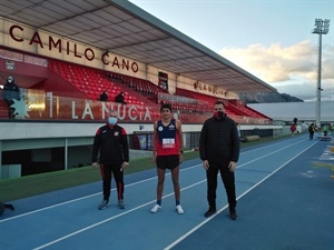El atleta Javier Joaquín López Oltra junto a Jaume Cortés, pte. Club Atletismo La Nucía y Sergio Villalba, concejal de Deportes