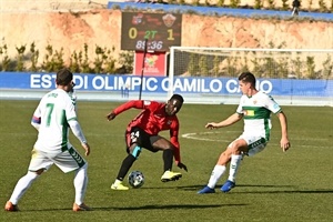 El jugador del CF La Nucía Bora en un momento del partido