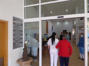 Los residentes han sido acompañados a las vacunación por el personal sanitario del centro