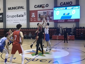 Salto inicial del encuentro ayer en el Pabellón Camilo Cano