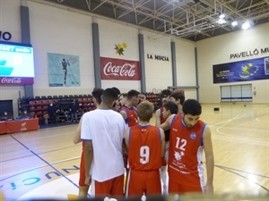 Los jugadores de La Nucía-UA-Fund. Lucentum celebrando la décima victoria de la temporada