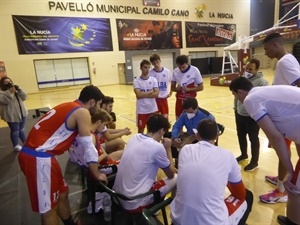 Sergio Salesa dando instrucciones en un tiempo muerto