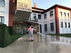 La entrada de la Seu Universitária, donde se imparte diariamente l'Escola d'Adults