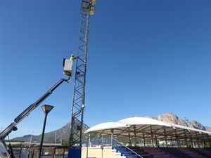 En esta actuación se revisan todas las torres de iluminación de la Ciutat Esportiva, tras los temporales de viento