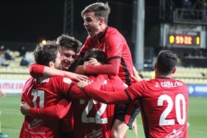 Los jugadores del CF La Nucía celebrando la victoria