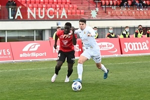 Bora Barry lucha por un balón dividido ayer en el Estadi Olímpic