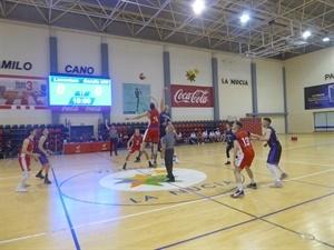 Salto inicial del encuentro ayer en el Pabellón Camilo Cano