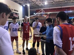 El entrenador Sergio Salesa dando instrucciones a su equipo