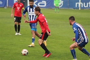 Tavares controla un balón entre varios jugadores del Alcoyano