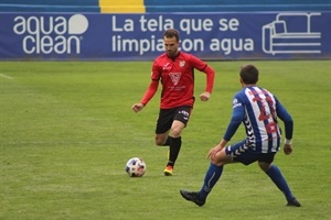 El lateral Óscar Prats en una jugada del encuentro