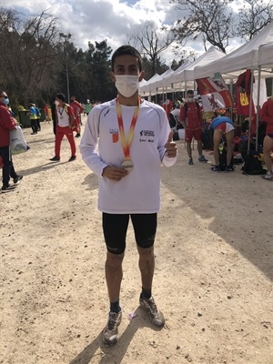 El atleta nuciero con su medalla de plata del Nacional de Cross sub 23 por equipos