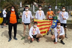 Iván López (primero dcha) junto a los otros 5 atletas de la Selección C.V. y el jefe equipo Luís M. Pina