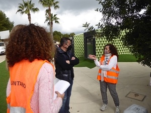 Una de las voluntari@s hablando con el alcalde