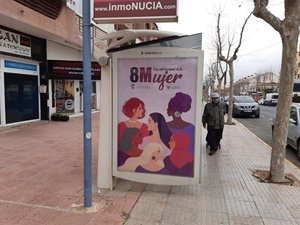 Los carteles se han instalado esta mañana en diferentes marquesinas de La Nucía