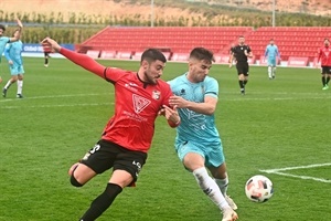 Javi Cabezas luchando por un balón ante un defensor del Atzeneta