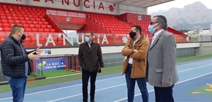 Sergio Villalba, concejal Deportes, explicando las instalaciones del Estadi Olímpic a la delegación de Teruel