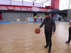 Bernabé Cano, alcalde de La Nucía, comprobando el bote del balón