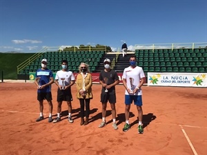 Los campeones y subcampeones en dobles junto a la concejala Beatriz Pérez-Hickman
