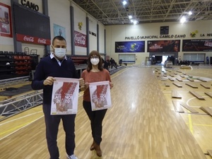 Araceli Castaño, Directora Deportiva FEBD y Sergio Villalba, concejal de Deportes en la pista que albergará el evento